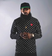Stalley hopper i sommertøj fra Comme des Garçons PLAY