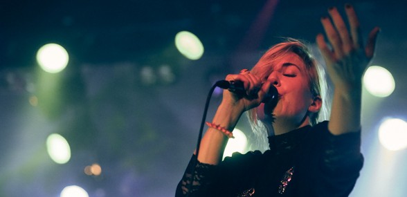 Austra – vokal overlegenhed i skramlet opsætning