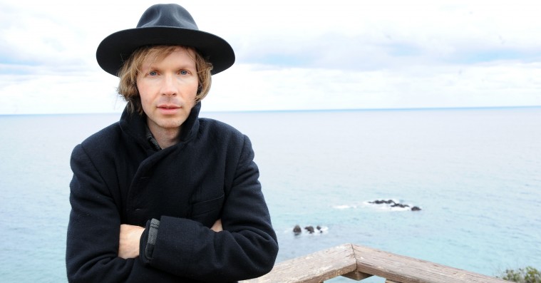 Lyt: Beck viser nye takter på singlen ‘Wow’ – nyt album bekræftet