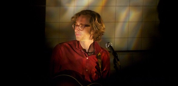 Erlend Øye – kold koncert i svømmehallen