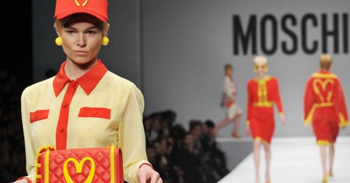 Få fingrene i ‘fast food’-Moschino allerede nu