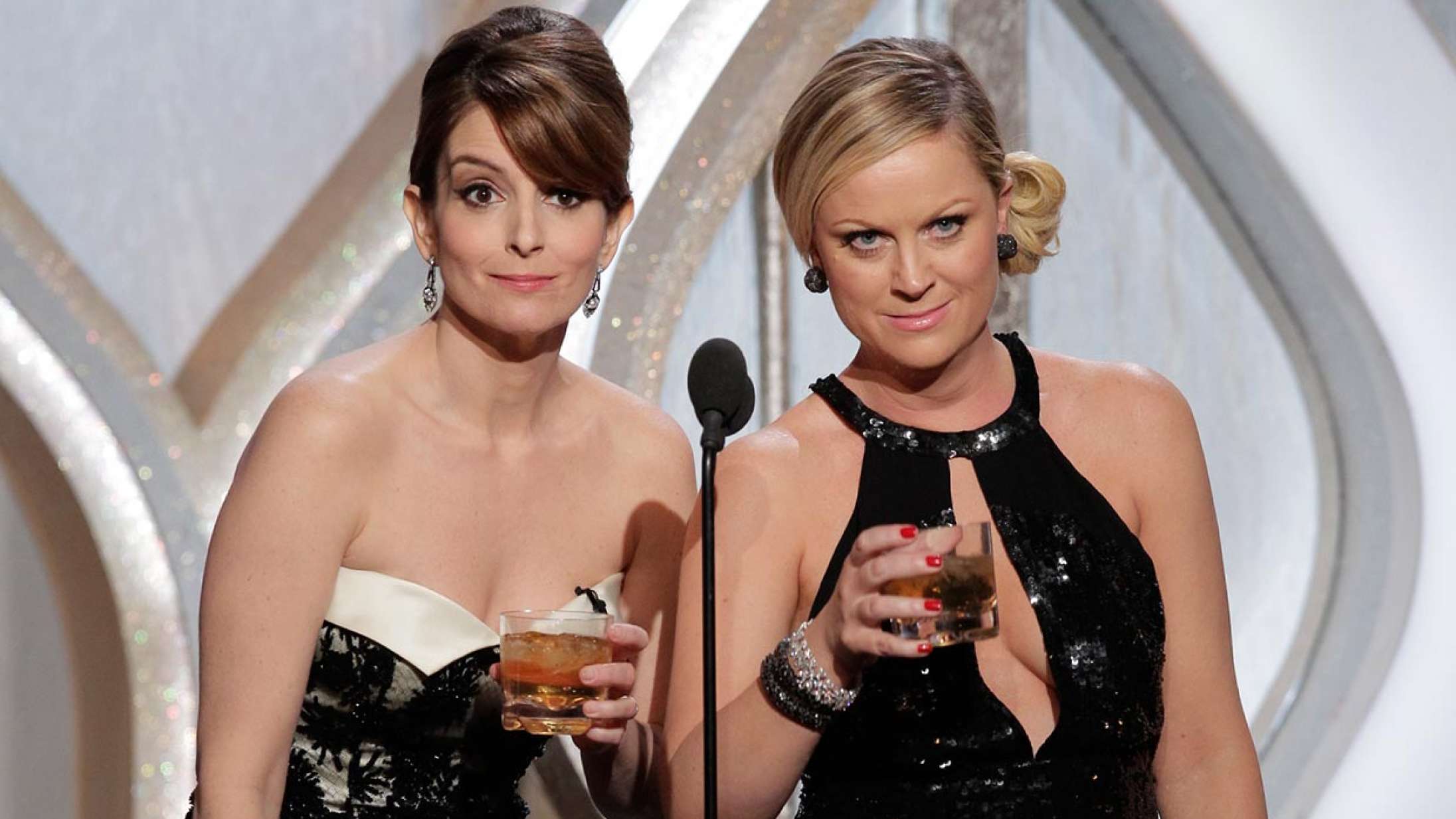 Tina Fey og Amy Poehler bliver årets Golden Globe-værter – fra hver deres kyst