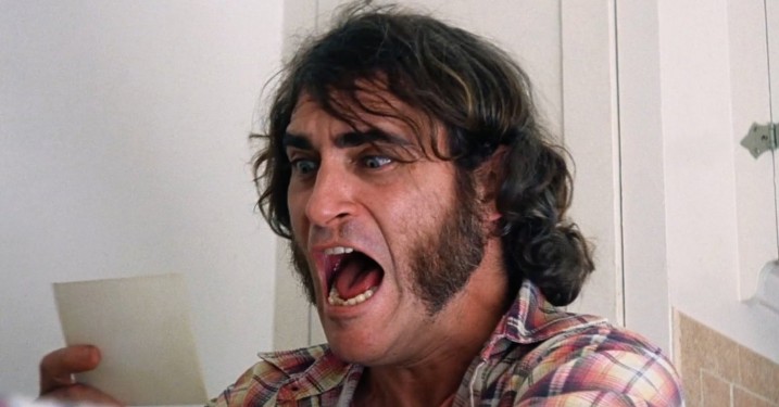 Reportage: Joaquin Phoenix skumler til pressen