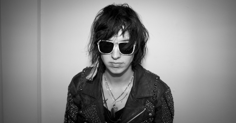 Julian Casablancas og Savages-sangerinde går sammen om Sort Sol-cover