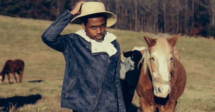 Raury viser stor inderlighed på det enkle track ‘Fly’
