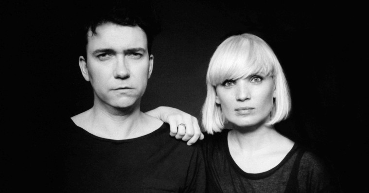 Lyt: The Raveonettes leger med mystiske surf-flader og eksplosiv distortion-pop på nyt stærkt nummer