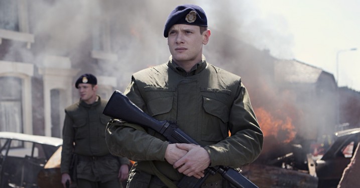 ‘Bag fjendens linjer’