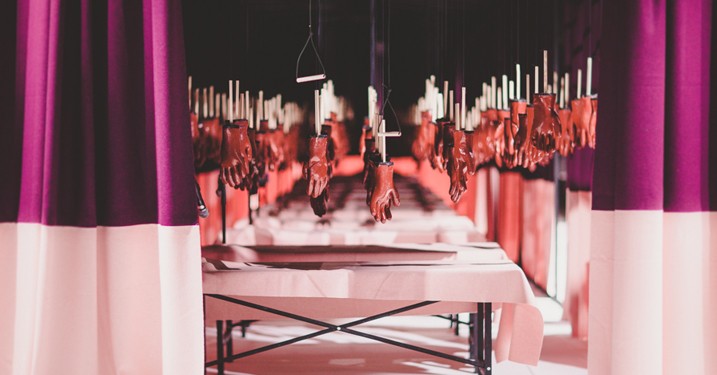 Modeuge: Backstage-billeder fra Henrik Vibskovs surrealistiske massageshow