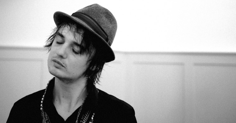 Hør Pete Dohertys rørende ballade dedikeret til Amy Winehouse