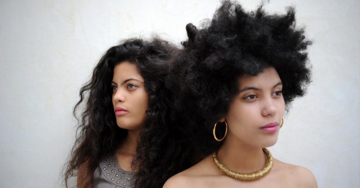 Tvillingerne i Ibeyi spænder over tre kontinenter og tidsaldre på deres debutalbum