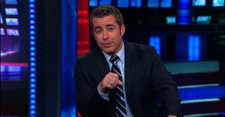 Fake news-mesteren Jason Jones forlader ’The Daily Show’