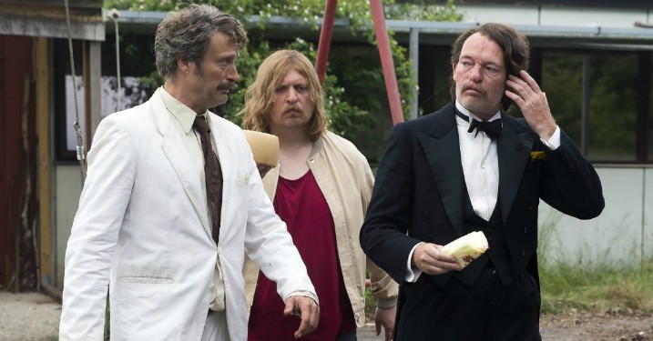 ’Mænd og høns’ har moralsk forkastelighed og groteske karakterer til overflod