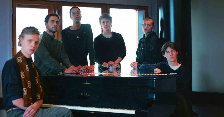 Synd og Skam version 3.0 er militærrap, autotune og pumpende synthesizere