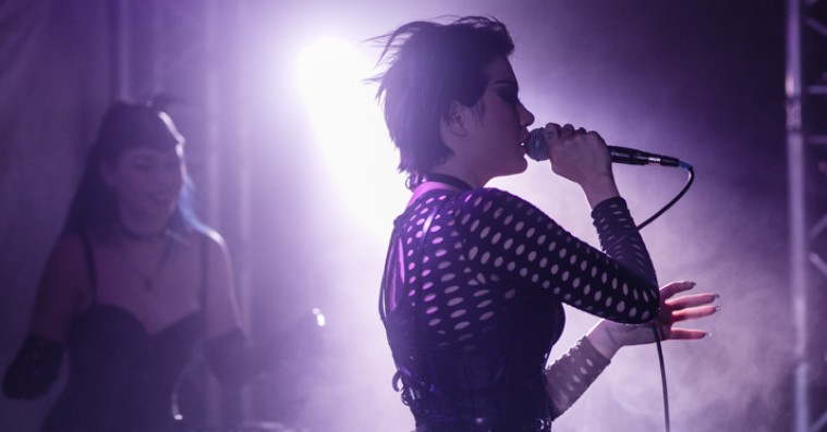 Mendoza om sit forhold til Distortion: »Man bliver til et vildt kærlighedsdyr«