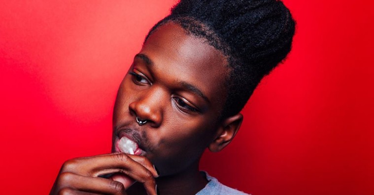 Uimodståelige Shamir hylder disco og house på neonlysende festdebut