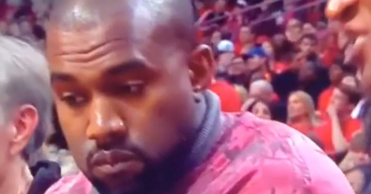 Sjældenhed: Se Kanye smile et splitsekund, før han opdager kameraet