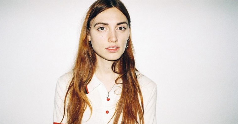 Premiere: Emma Acs’ skyder første album i fire år i gang med den farverige ‘Magnetic Field’
