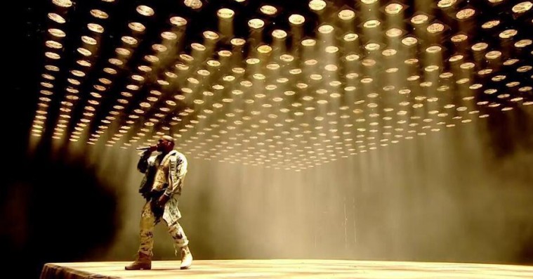 Falsk rapper løber ind på scenen og afbryder Kanyes Glastonbury-koncert – se video