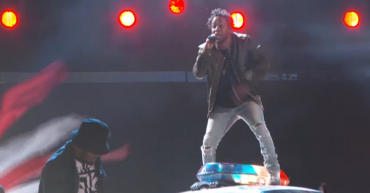 Video: Kendrick rapper ‘Alright’ på toppen af en politibil til BET Awards
