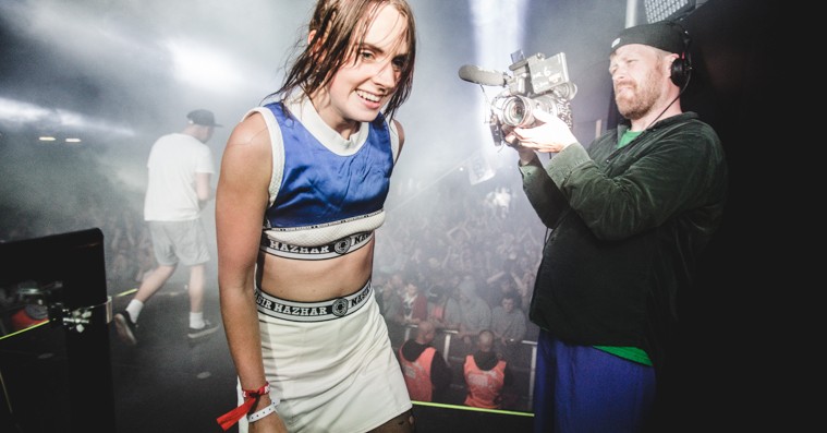 Mø dukkede overraskende op i Street City med ‘Lean On’ – se billeder og video