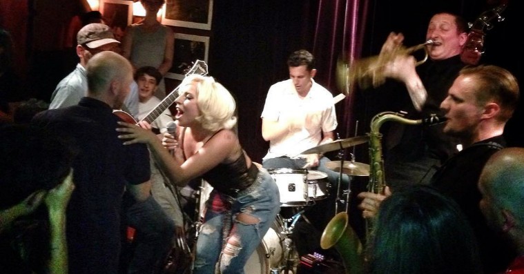 Billeder og video: Lady Gaga gav spontan koncert på københavnsk jazzværtshus