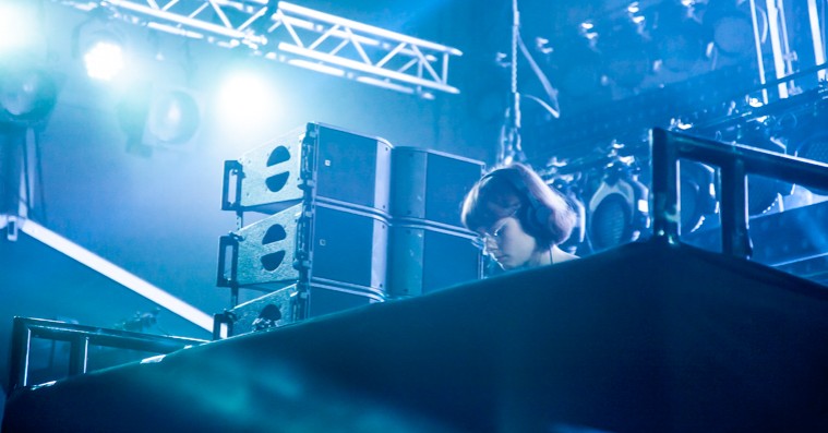 Courtesy – hypnotiserende rumskibstechno