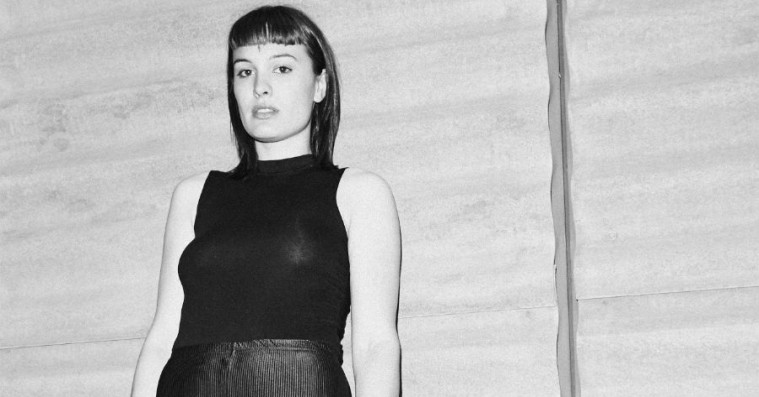 Freja Loeb skrotter sit efternavn og udgiver ny single