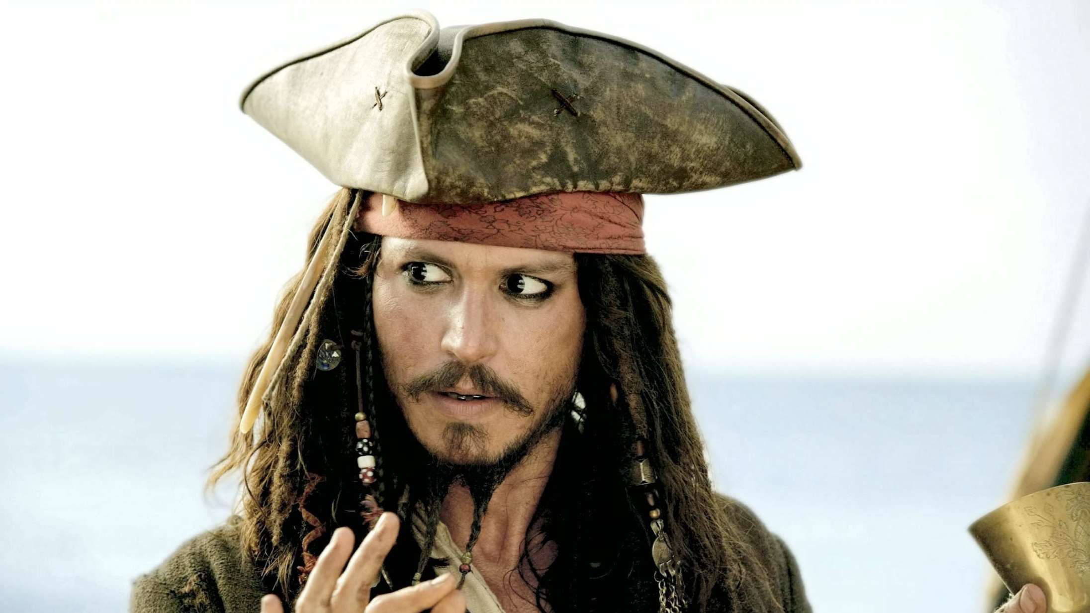 Johnny Depp i Jack Sparrow-kostume fodrer flagermusunge