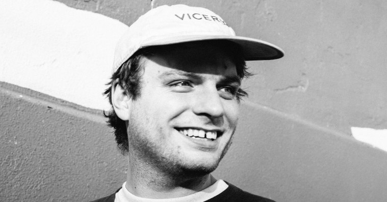 Mac DeMarco inviterer alle sine fans hjem til kaffe og deler nye numre