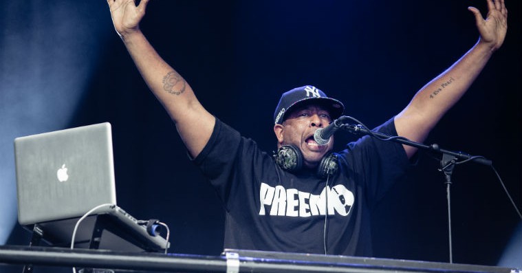 Hiphoplegenden DJ Premier vender plader på Chateau Motel