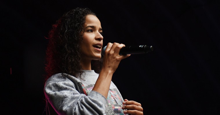 Anya vil hellere vise personlighed end hud: »Det er sejere at være en kvindelig artist uden at være nøgen«