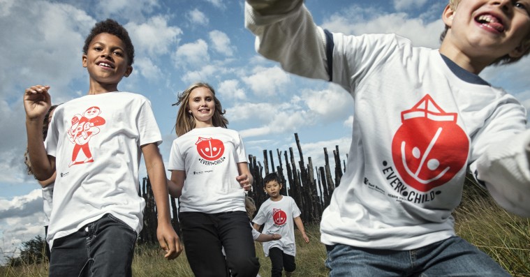 Henrik Vibskov og HuskMitNavn laver støtte-t-shirts til Red Barnet