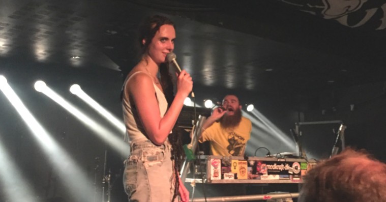 Se Mø optræde med sit gamle punkband MOR i Ungdomshuset