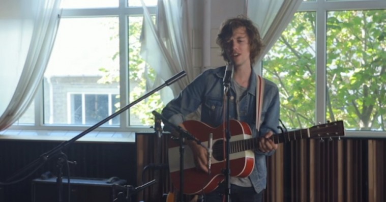 Se Carl Emil fra Ulige Numre fortolke Kim Larsen-klassiker