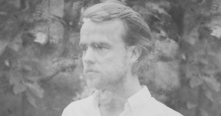 Premiere: Hør første nummer med Troels Abrahamsens nye soloprojekt EXEC