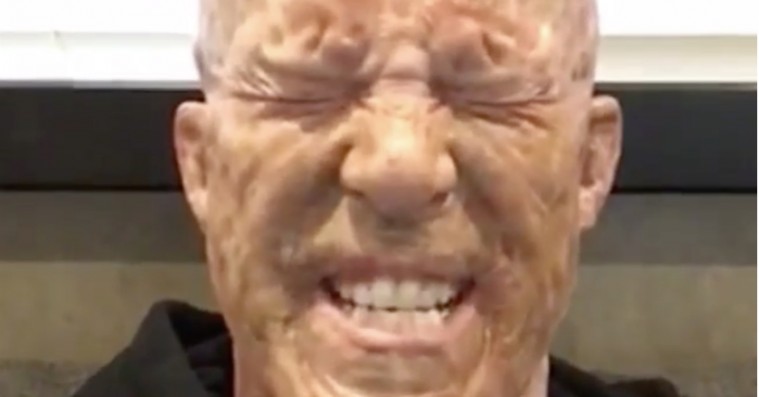 Ryan Reynolds parodierer Hugh Jackman for at sikre ham titlen som verdens mest sexede mand