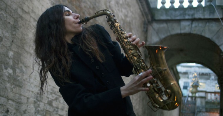 Kommentar: Er PJ Harvey fattigdomsturist eller selvkritisk voyeur?