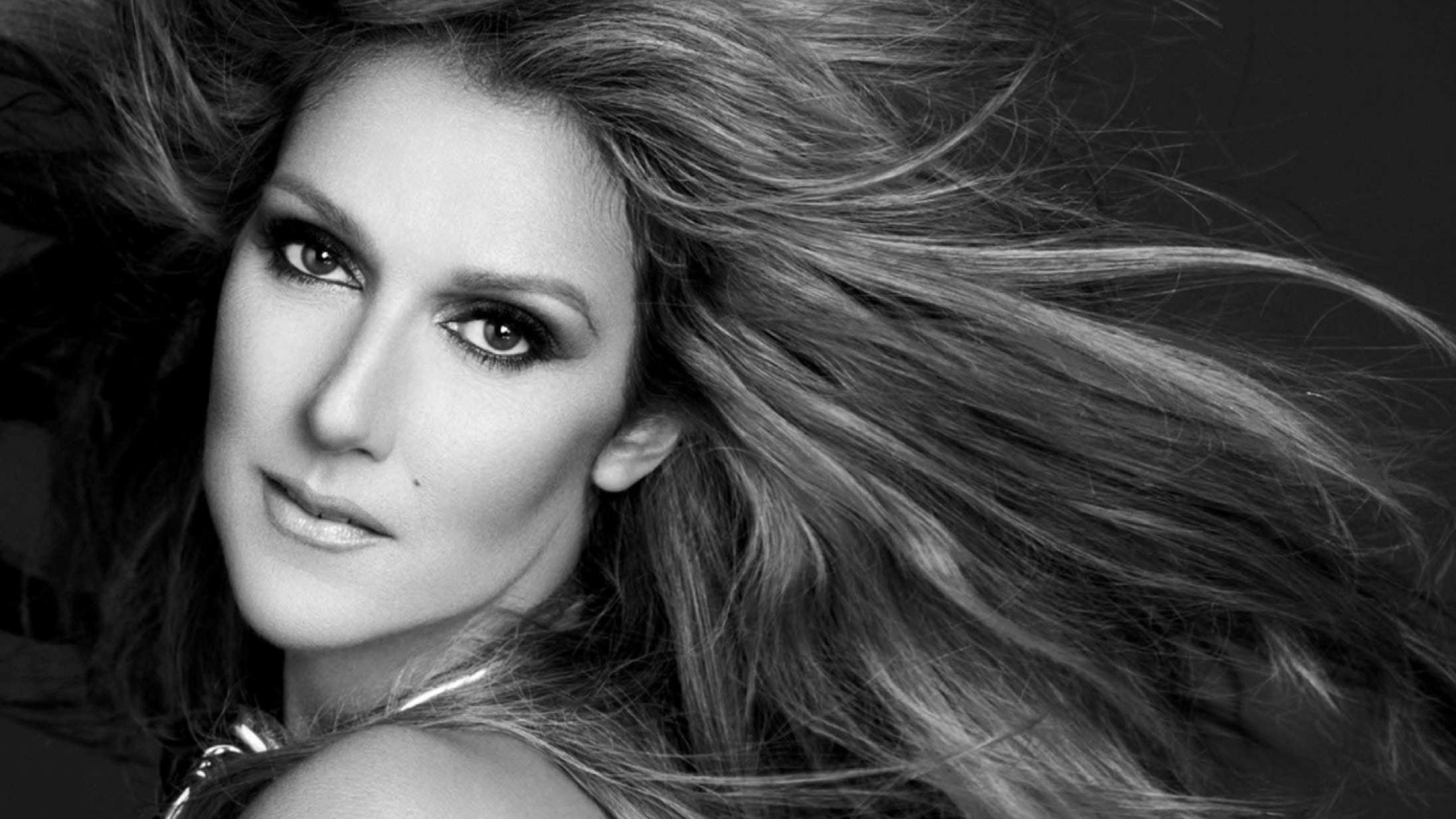 Céline Dion optrådte fra toppen af en bil – se video