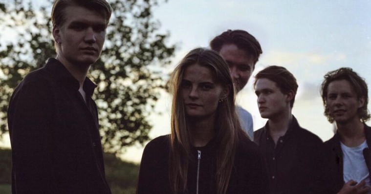 Navneløs annoncerer nyt album: Hør den atmosfæriske ‘Bukseløs’