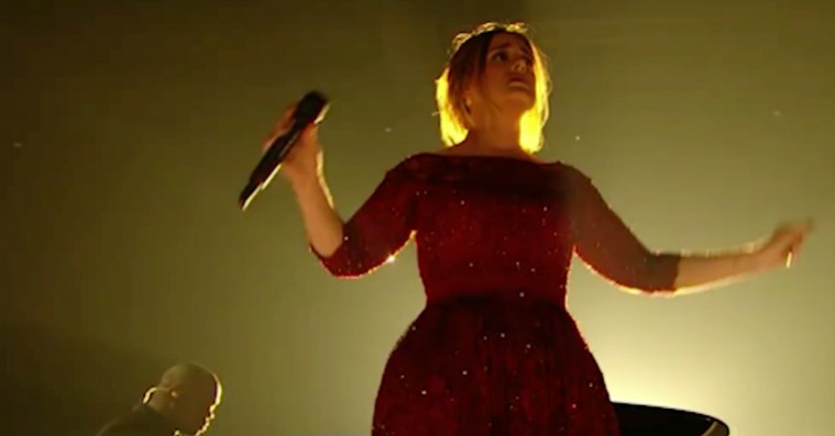 Adele skyder sin verdensturné i gang med vildt sceneshow og silende regn – se videoer her