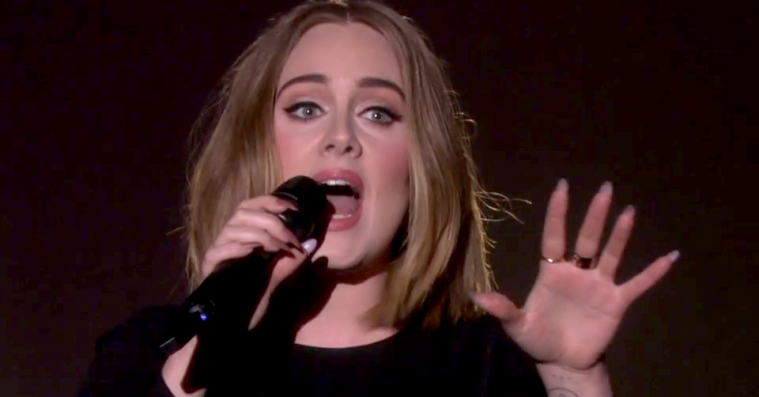 Adele rejser sig efter Grammy-katastrofe: Se hendes isnende optræden hos Ellen
