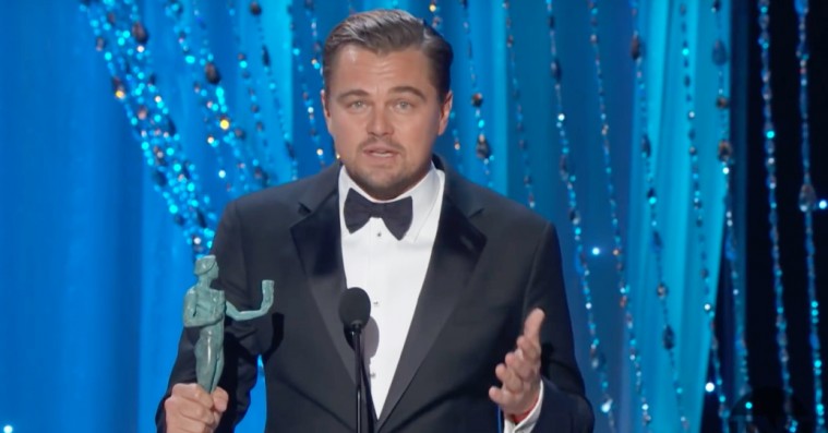 DiCaprio besegler sin Oscar-favoritstatus, og Idris Elba vinder to priser ved skuespillernes egen pris