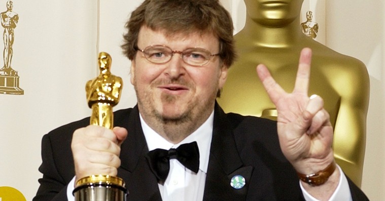 Michael Moore afslutter sin Oscar-takketale, 15 år efter han blev brutalt afbrudt på scenen