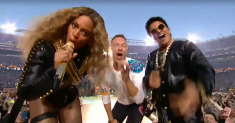 Internettets dom efter Super Bowl: Chris Martin blegnede ved siden af Beyoncé og Bruno Mars