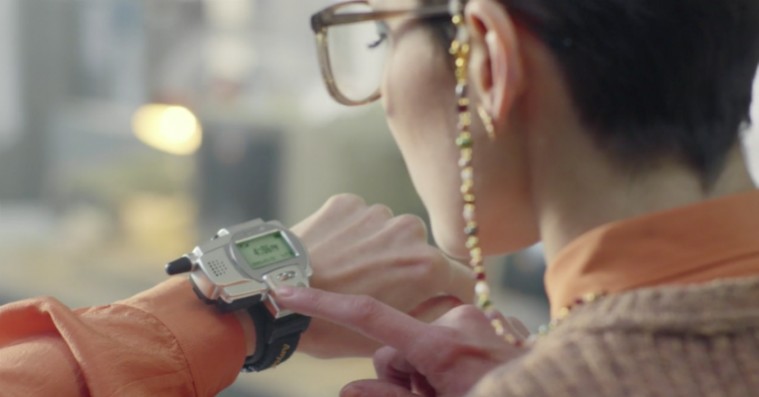 Samsung promoverer Galaxy S7 ved at se tilbage på kæmpeklodser og telefon-ure