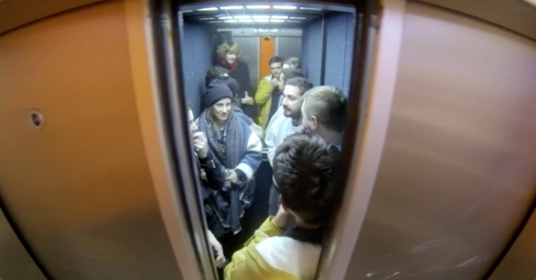 Shia LaBeouf er i gang igen: Hænger ud i en elevator og livestreamer det i 24 timer