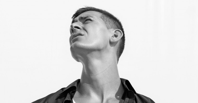 Premiere: Danske Tobias Rahim debuterer med personlig rap på ‘Luk mig op’