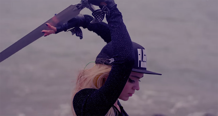 Grimes med sløjfearmbånd i videoen til 'Genesis'