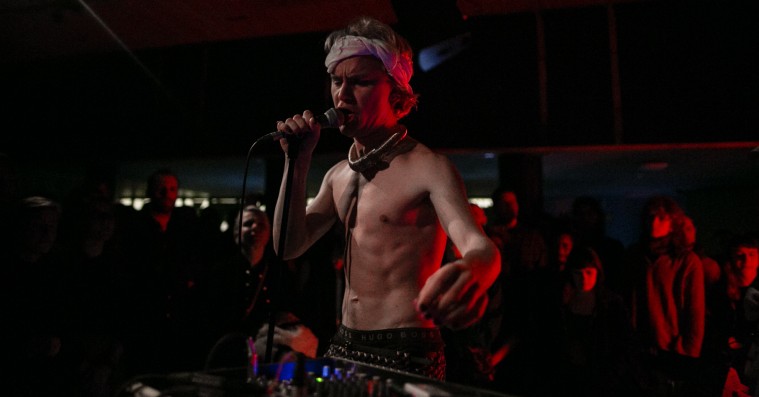 Eneren Bisse på Ideal Bar: En protagonist som skriver historier i blod