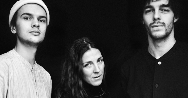 Premiere: Hør danske Irahs svulstige nye single ‘Mirroring’ – varmer op for Liss